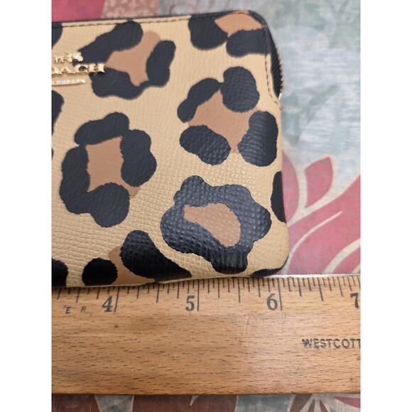 Coach Corner Zip Wristlet CBP22 Gold Black Leopard Print Pebble Leather - Picture 8 of 8